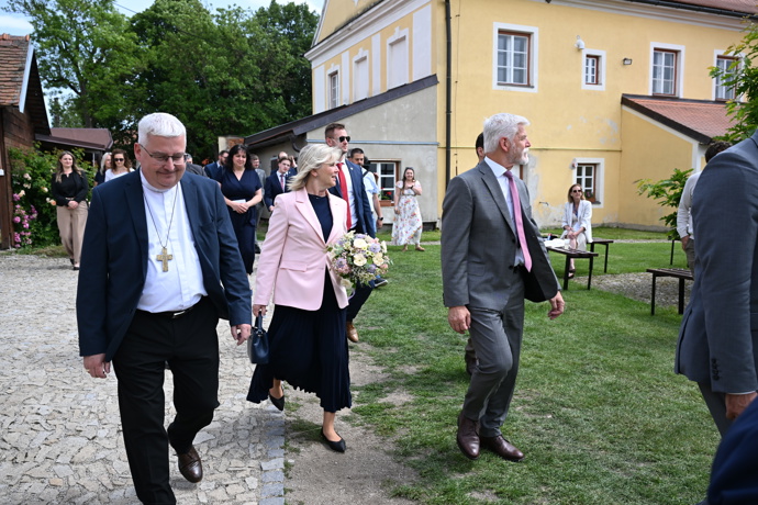 FOTO: Petr Pavel a Eva Pavlová při příchodu do diecezního centra. – stránka 7