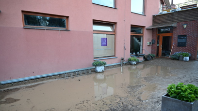 FOTO: Bahno před hlavním vchodem do areálu.
