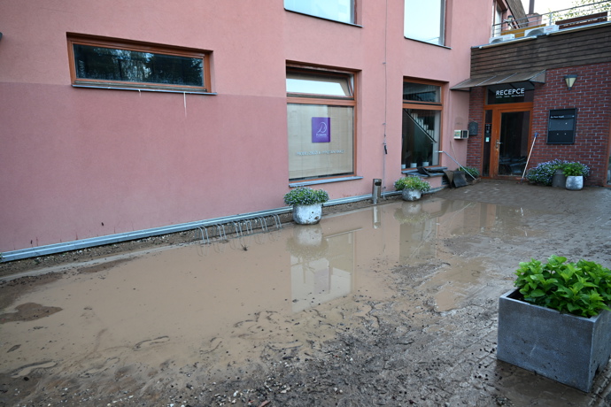 FOTO: Bahno před hlavním vchodem do areálu. – stránka 29