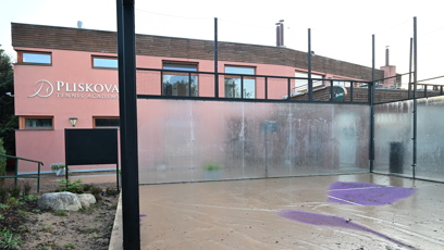 FOTO: Luxusní kurty na padel s logem akademie Karolíny Plíškové jsou po včerejší potopě pod nánosem hnědé břečky.