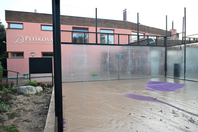 FOTO: Luxusní kurty na padel s logem akademie Karolíny Plíškové jsou po včerejší potopě pod nánosem hnědé břečky. – stránka 36