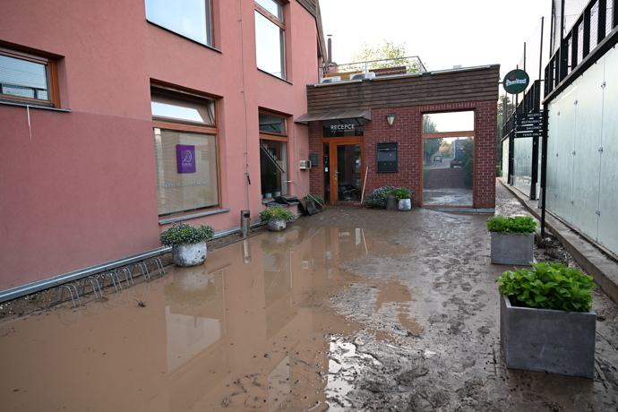 FOTO: Voda sice opadla, ale dlažba zůstala kompletně pokrytá vrstvou špíny. – stránka 26