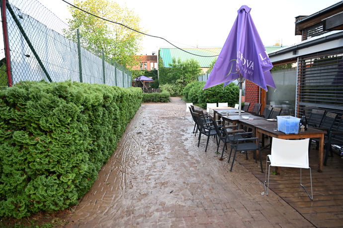 FOTO: Bahno proniklo i do restaurací. – stránka 33