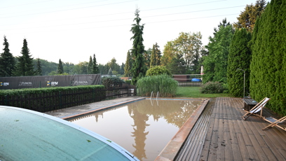 FOTO: Smutný pohled na venkovní bazén v areálu Oáza Říčany.