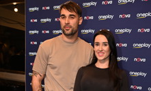 Adam Vacula po boku své krásné Besky na premiéře série Metoda Markovič: Straka.