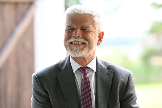 FOTO: Petr Pavel se usmíval. – stránka 19