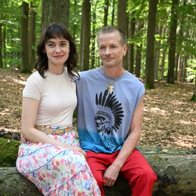 Sarah Haváčová a Matěj Hádek spolu hrají v seriálu My nejsme sekta.
