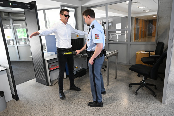 FOTO: Agáta Hanychová dorazila k soudu po boku svého muže Mirka Dopity. – stránka 44