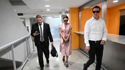 FOTO: Agáta Hanychová po boku svého muže Mirka Dopity a právníka.