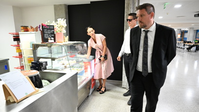 FOTO: Agáta Hanychová si Mirkem Dopitou zašla koupit nějaké občerstvení.