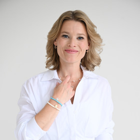 Půvabná Míša Štiková pózuje s novými charitativními náramky pro Nadaci Anežka.