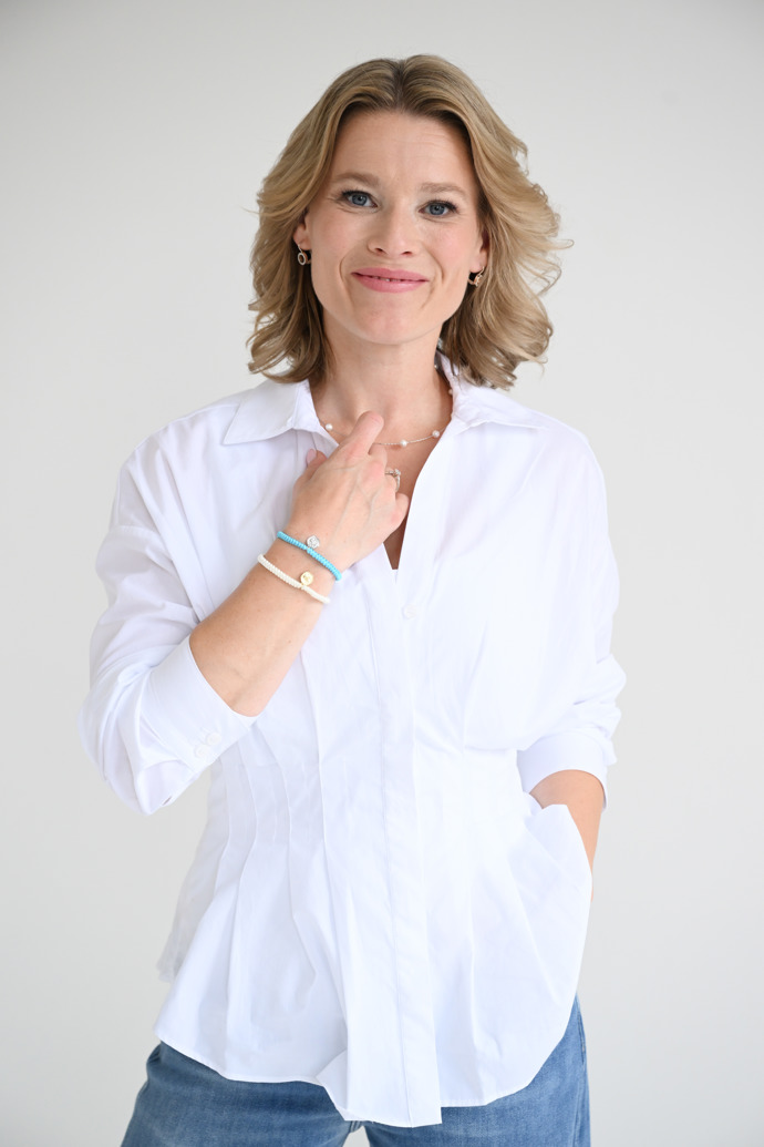 FOTO: Půvabná Míša Štiková pózuje s novými charitativními náramky pro Nadaci Anežka. – stránka 9