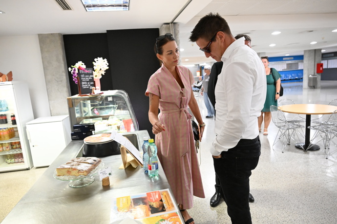 FOTO: Agáta Hanychová si Mirkem Dopitou zašla koupit nějaké občerstvení. – stránka 39