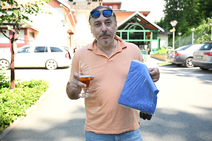 FOTO: Marian Vojtko si dal hhned pivo. – stránka 12