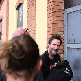 I přes obří unavenost a neustálý dohled ochranky neztrácel dobrou náladu a na lidi se usmíval.