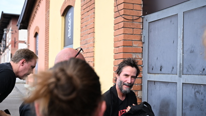 FOTO: I přes obří unavenost a neustálý dohled ochranky neztrácel dobrou náladu a na lidi se usmíval.