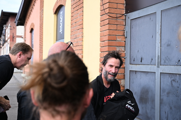 FOTO: I přes obří unavenost a neustálý dohled ochranky neztrácel dobrou náladu a na lidi se usmíval. – stránka 25