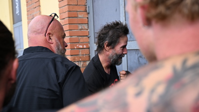 FOTO: Před Reevesem stálo asi 5 bodyguardů.