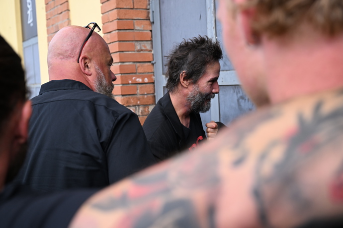 FOTO: Před Reevesem stálo asi 5 bodyguardů. – stránka 22