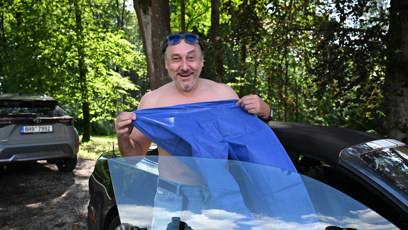 FOTO: Marian Vojtko se následně začal převlékat před zraky fotografa.
