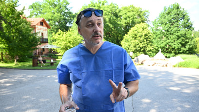 FOTO: Marian Vojtko nezapomněl na sklenici s pivem.