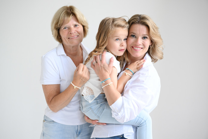 FOTO: Míša Gemrotová s dcerou a maminkou, které ji v její charitativní činnosti maximálně podporují. – stránka 2