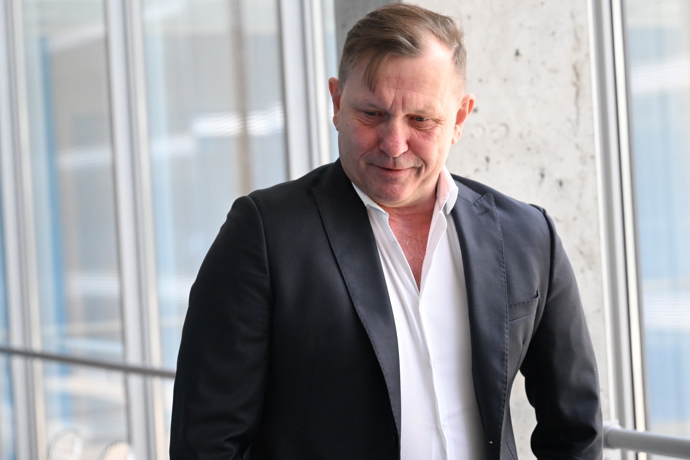 FOTO: Jaromír Soukup u soudu s Agátou Hanychovou. – stránka 10
