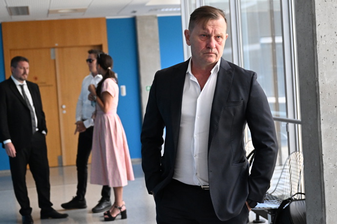 FOTO: Jaromír Soukup u soudu s Agátou Hanychovou. – stránka 9