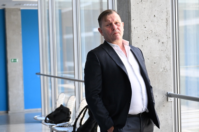 FOTO: Jaromír Soukup u soudu s Agátou Hanychovou. – stránka 8