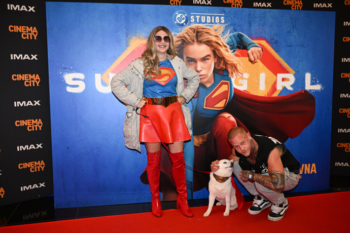 FOTO: Adam Raiter na premiéře filmu Supergirl. – stránka 1