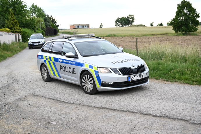 FOTO: Policejní manévry před domem Karlose Vémoly. – stránka 22