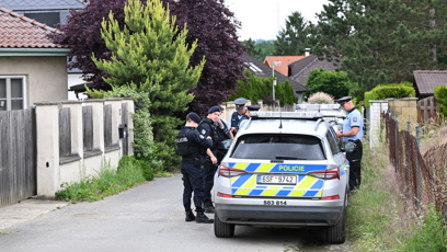 FOTO: Policejní manévry před domem Karlose Vémoly.