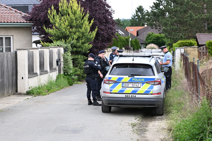 FOTO: Policejní manévry před domem Karlose Vémoly. – stránka 20