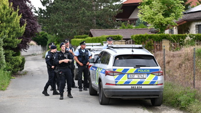 FOTO: Policejní manévry před domem Karlose Vémoly.