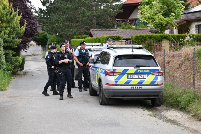 FOTO: Policejní manévry před domem Karlose Vémoly. – stránka 18