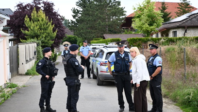 FOTO: Policejní manévry před domem Karlose Vémoly.