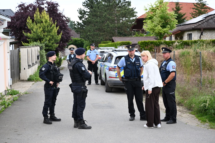 FOTO: Policejní manévry před domem Karlose Vémoly. – stránka 17