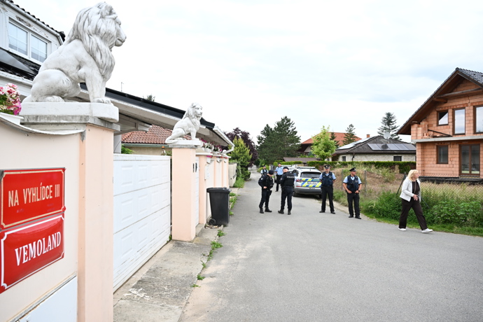 FOTO: Policejní manévry před domem Karlose Vémoly. – stránka 16