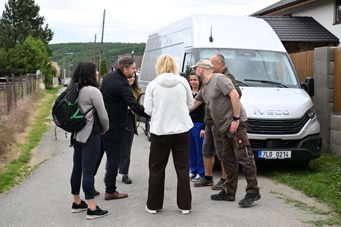FOTO: Policejní manévry před domem Karlose Vémoly. – stránka 11