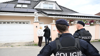 FOTO: Policejní manévry před domem Karlose Vémoly.
