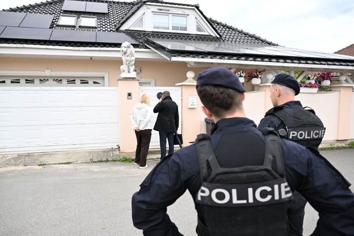 FOTO: Policejní manévry před domem Karlose Vémoly. – stránka 15
