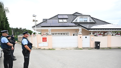 FOTO: Policejní manévry před domem Karlose Vémoly.