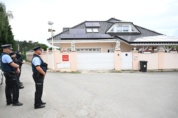 FOTO: Policejní manévry před domem Karlose Vémoly. – stránka 8