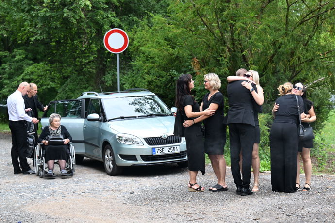 FOTO: Poslední rozloučení s Bárou Tlučhořovou. – stránka 42