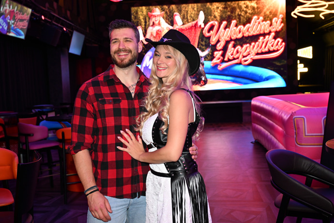 FOTO: Barbora Mottlová se svým manželem Davidem Plevou. – stránka 26
