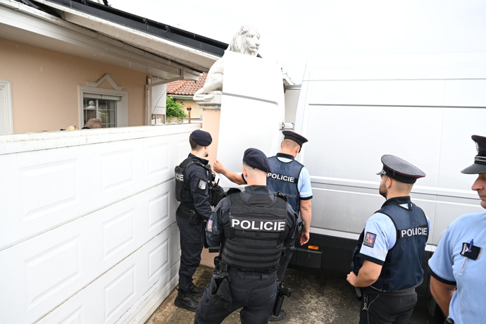 FOTO: Policejní manévry u Karlose Vémoly. – stránka 2