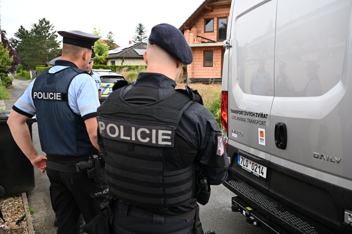 FOTO: Policejní manévry u Karlose Vémoly. – stránka 1