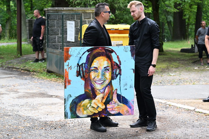 FOTO: Michal Kavalčík donesl obří portrét Barbory. – stránka 3