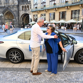 Jiřina Bohdalová při vítání s Ľubomírem Fockem.