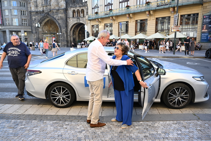 FOTO: Jiřina Bohdalová při vítání s Ľubomírem Fockem. – stránka 9